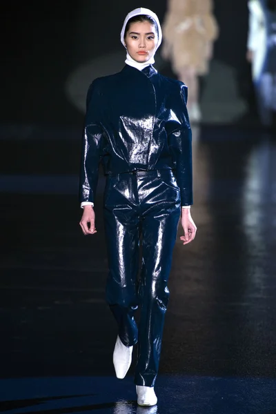 Look 16